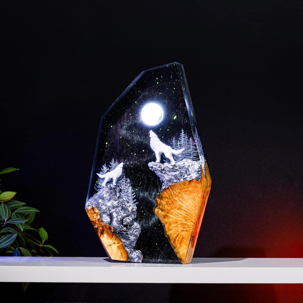 Wolf in Hunter's Moon Aurora Borealis Epoxy Lamp - Image 8