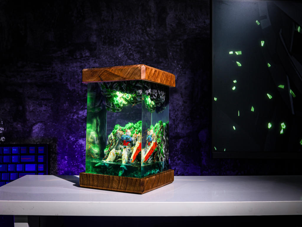 BROKEN Gundam in Deep Ocean Epoxy Lamp - Image 11