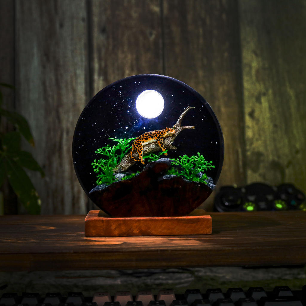 Circular Panther Resin Lamp - Image 2