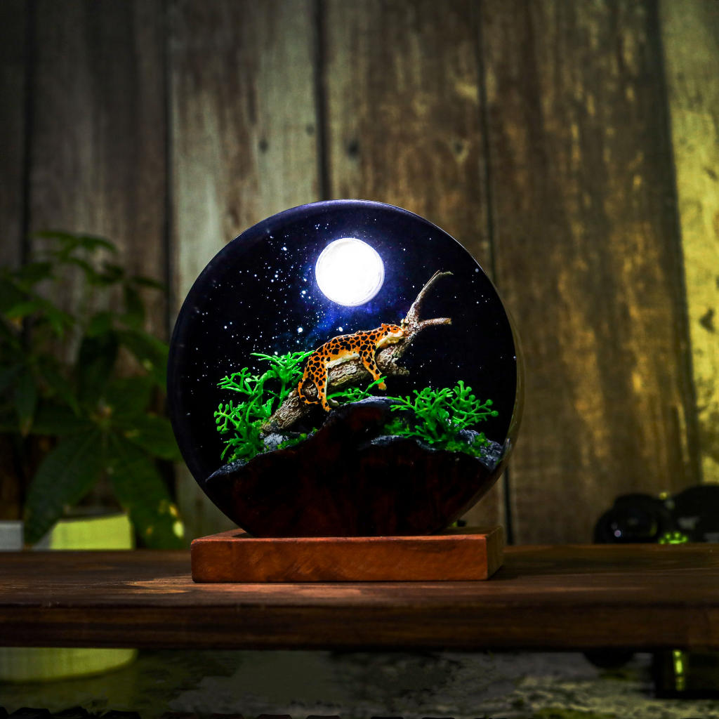Circular Panther Resin Lamp - Image 3