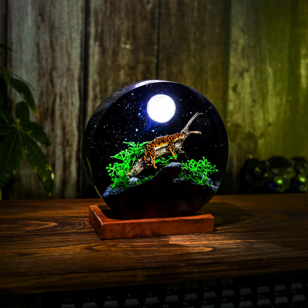 Circular Panther Resin Lamp - Image 4