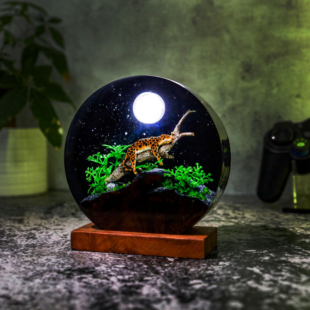 Circular Panther Resin Lamp - Image 8