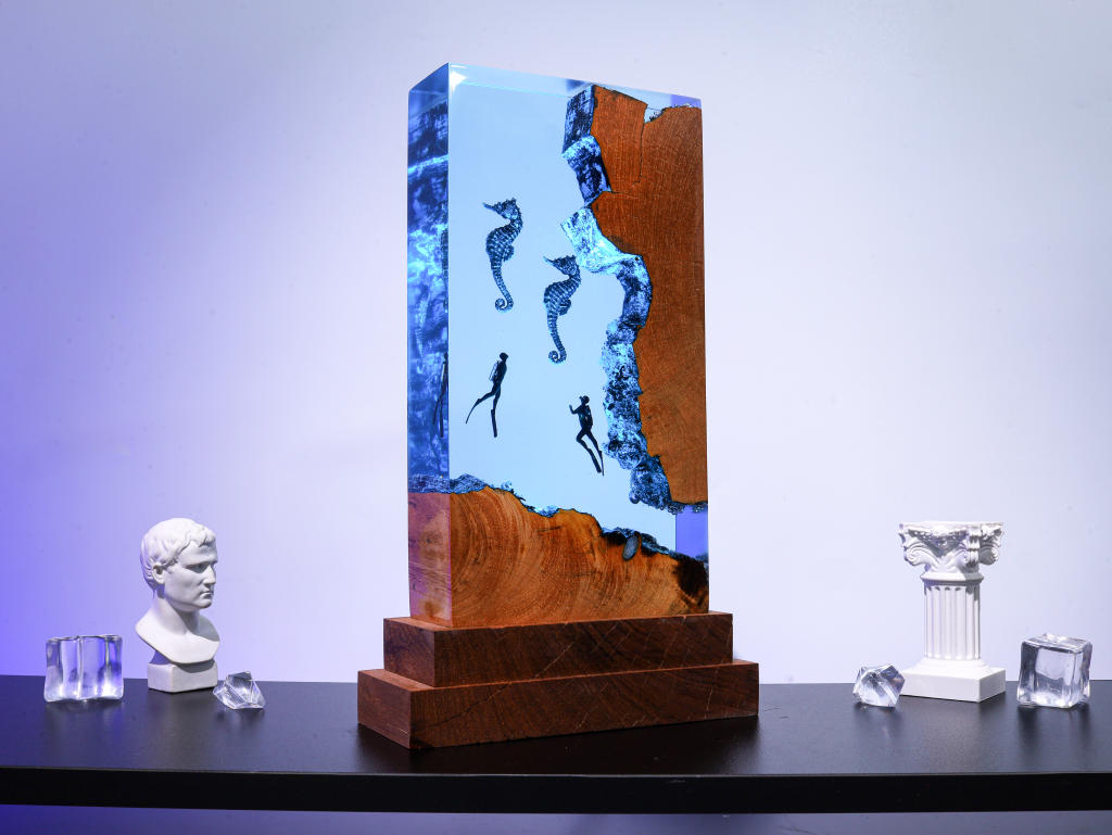 Sea Horse and Divers Night Lamp - Image 2