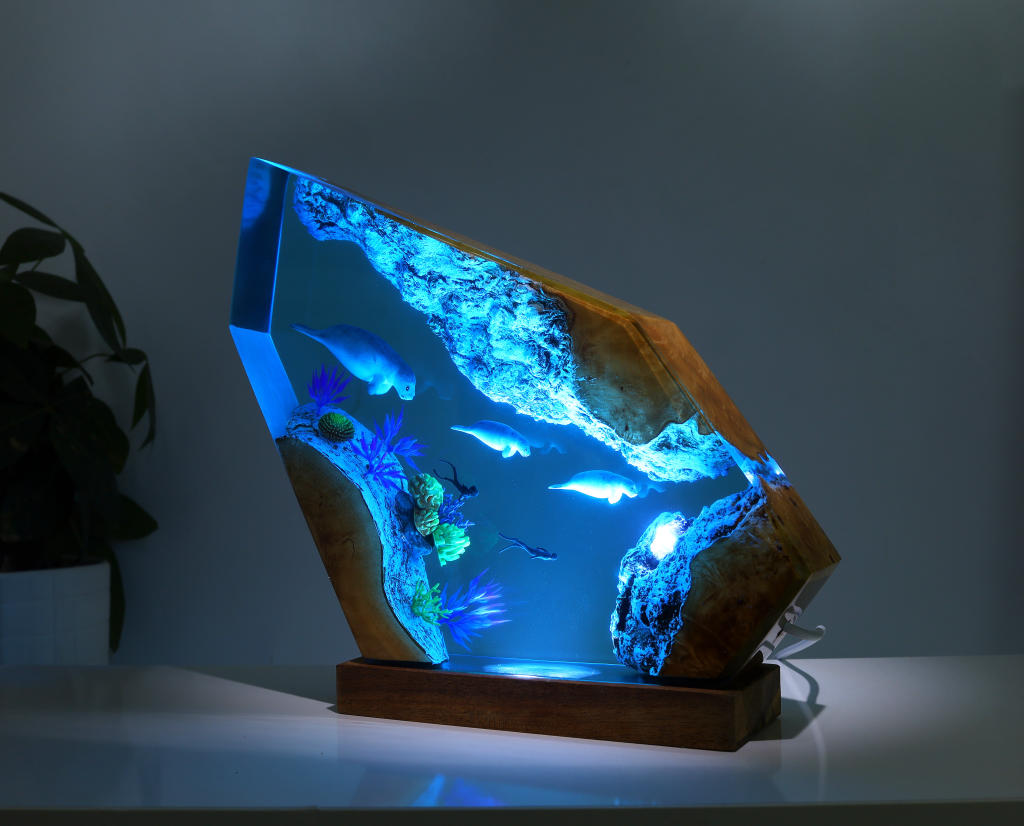 Seal Swimming Epoxy Lamp - Image 4