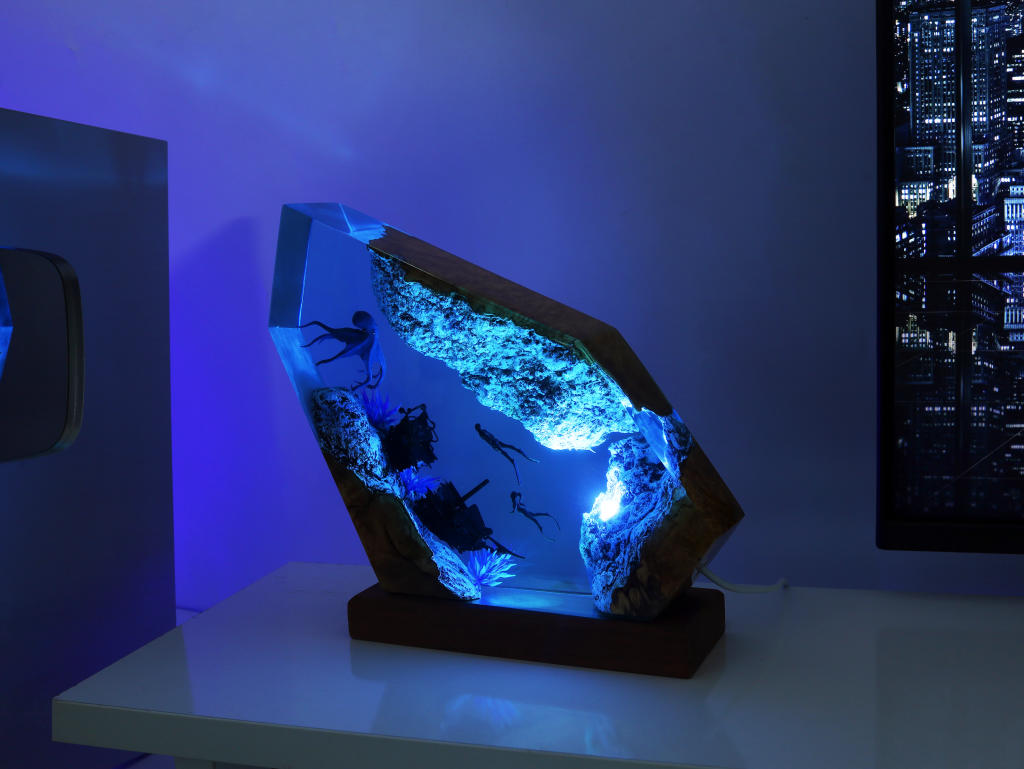 Seal Swimming Epoxy Lamp - Image 5