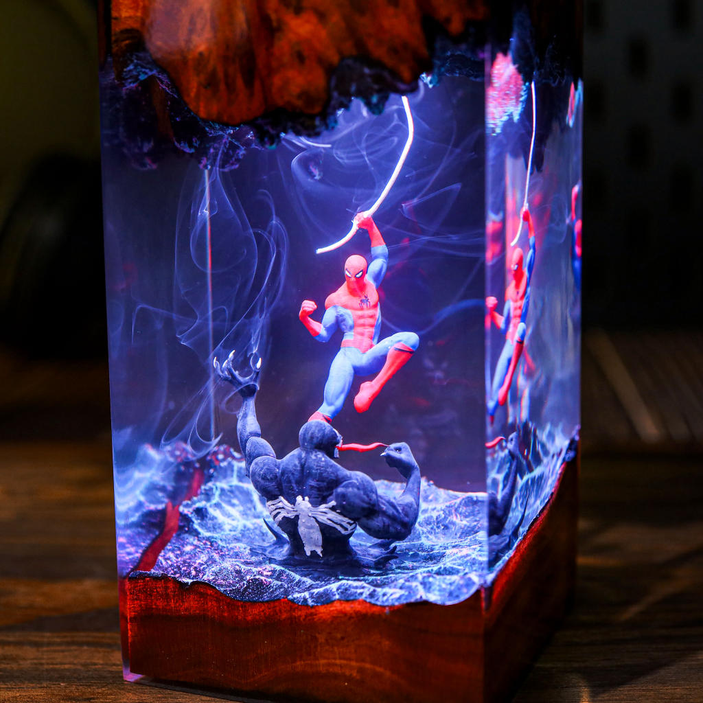 Spider-Man vs Venom Night Light - Image 10