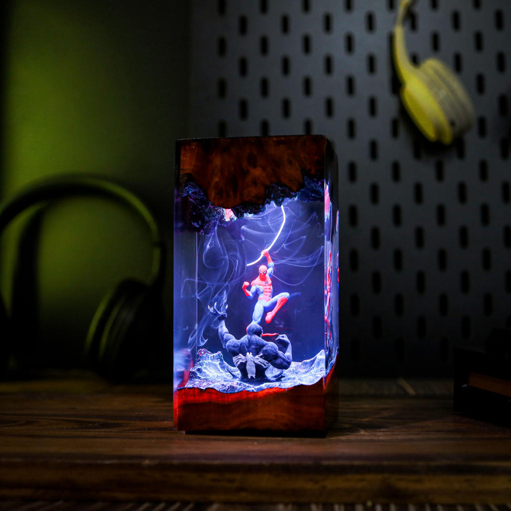Spider-Man vs Venom Night Light - Image 11