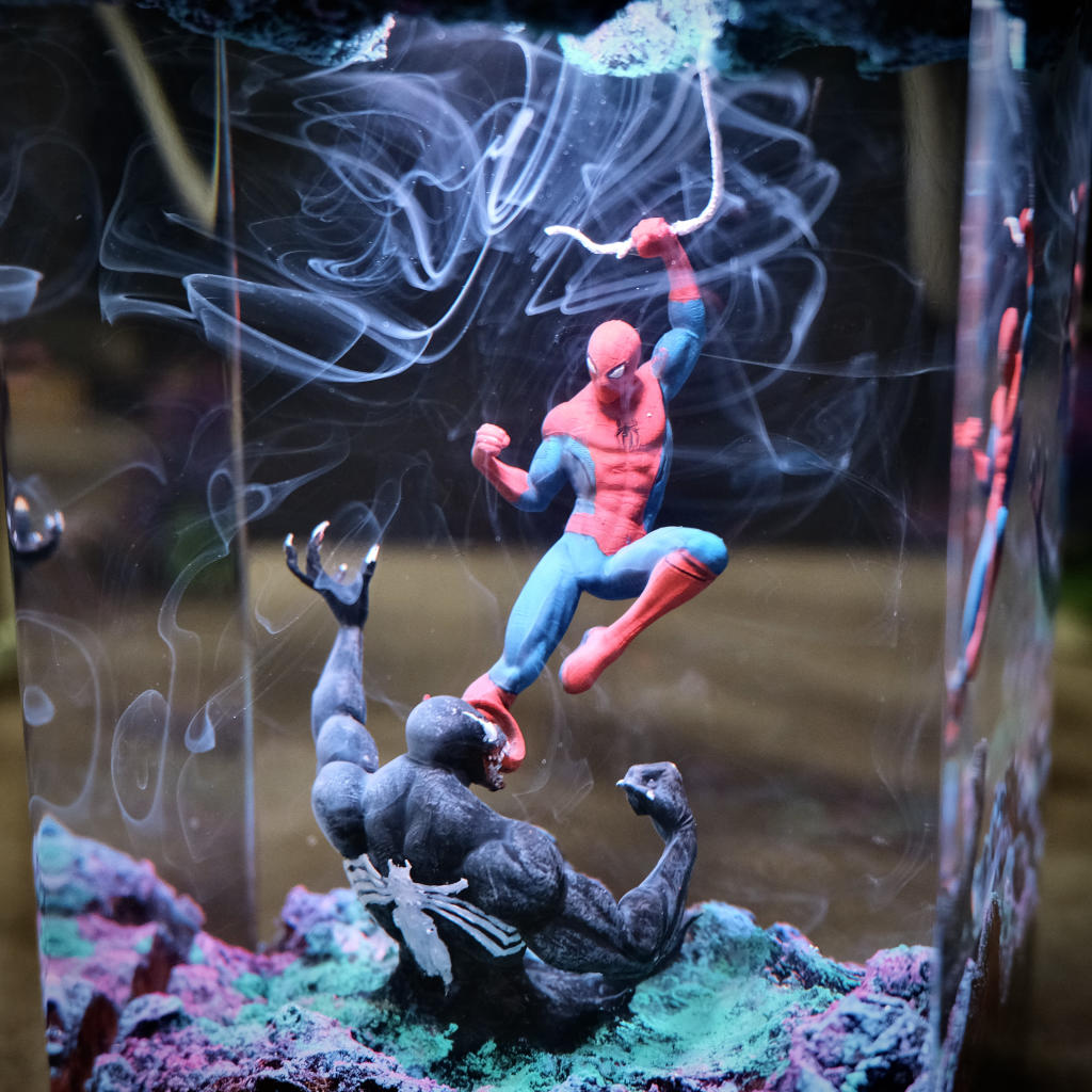 Spider-Man vs Venom Night Light - Image 5