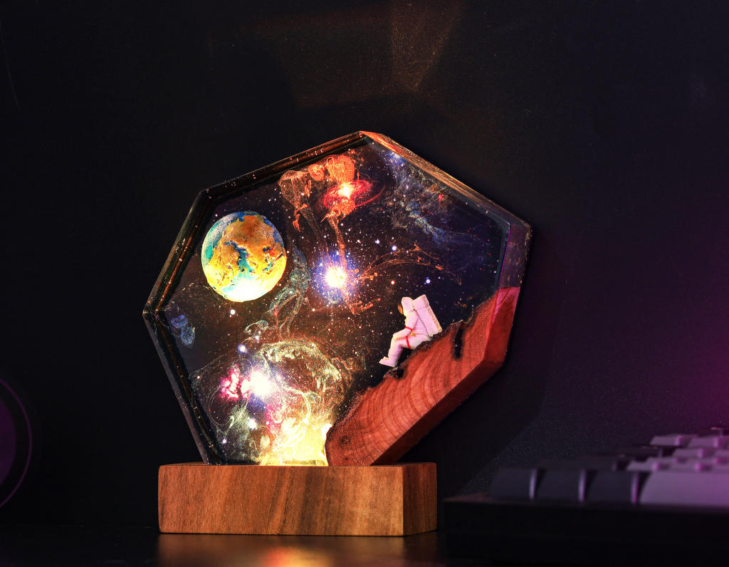 The EARTH and Astronaut Epoxy Lamp - Image 2