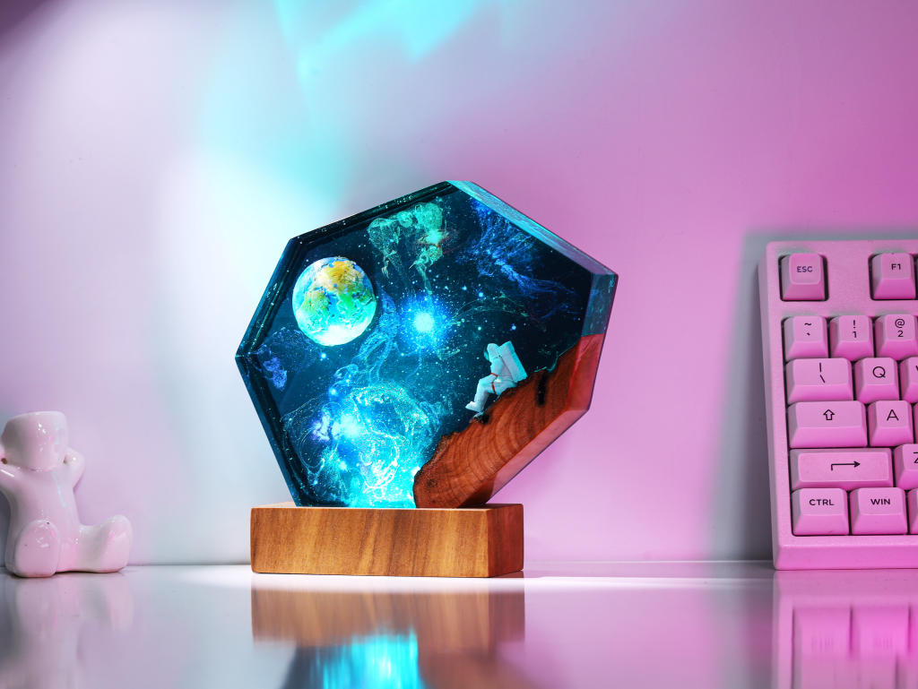 The EARTH and Astronaut Epoxy Lamp - Image 7