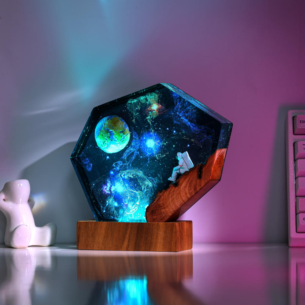 The EARTH and Astronaut Epoxy Lamp - Image 8