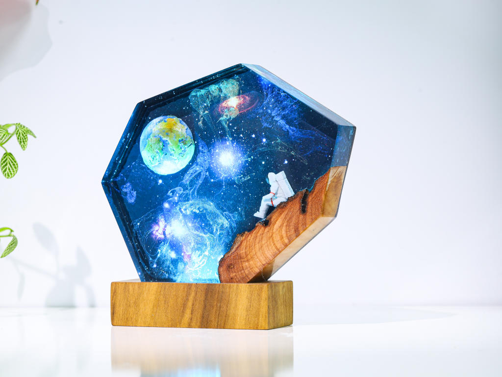 The EARTH and Astronaut Epoxy Lamp - Image 10