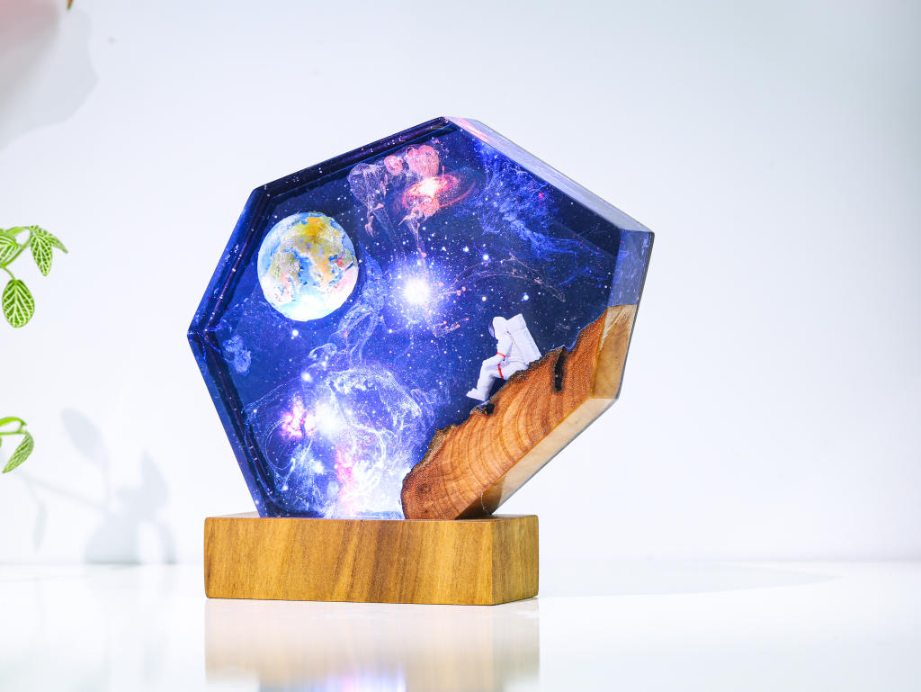 The EARTH and Astronaut Epoxy Lamp - Image 9