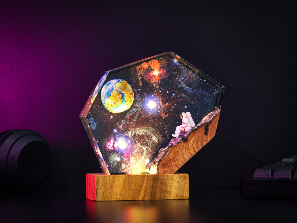 The EARTH and Astronaut Epoxy Lamp - Image 11