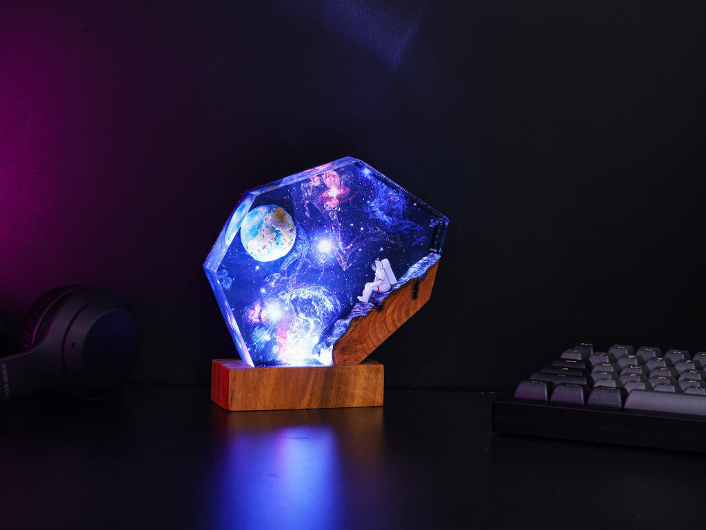 The EARTH and Astronaut Epoxy Lamp - Image 13