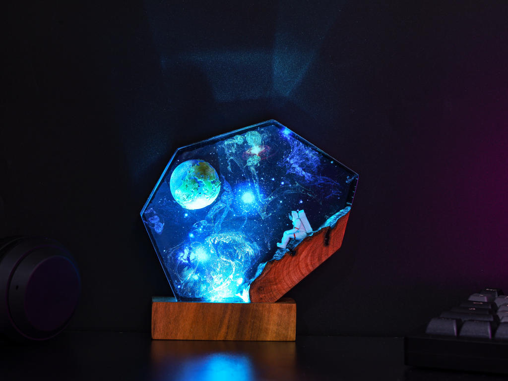 The EARTH and Astronaut Epoxy Lamp - Image 12