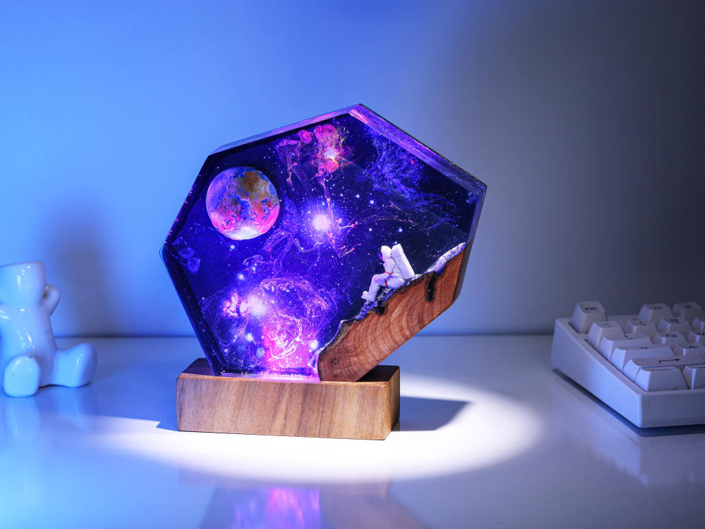 The EARTH and Astronaut Epoxy Lamp - Image 3