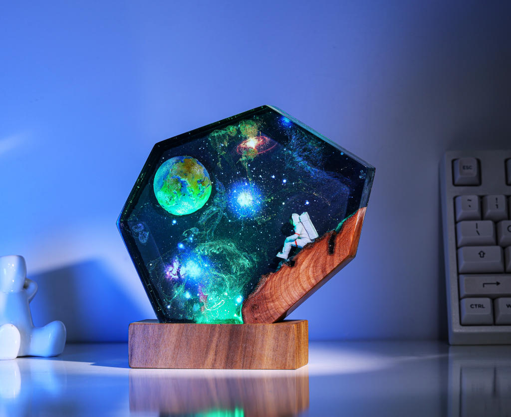 The EARTH and Astronaut Epoxy Lamp - Image 4