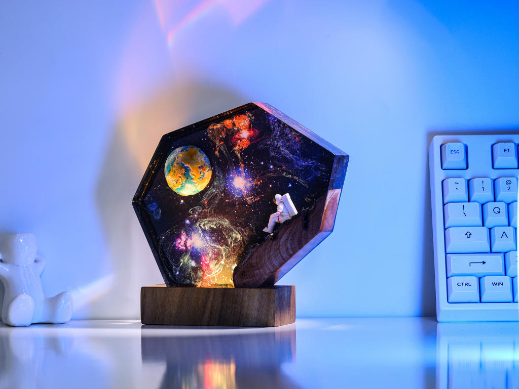 The EARTH and Astronaut Epoxy Lamp - Image 5