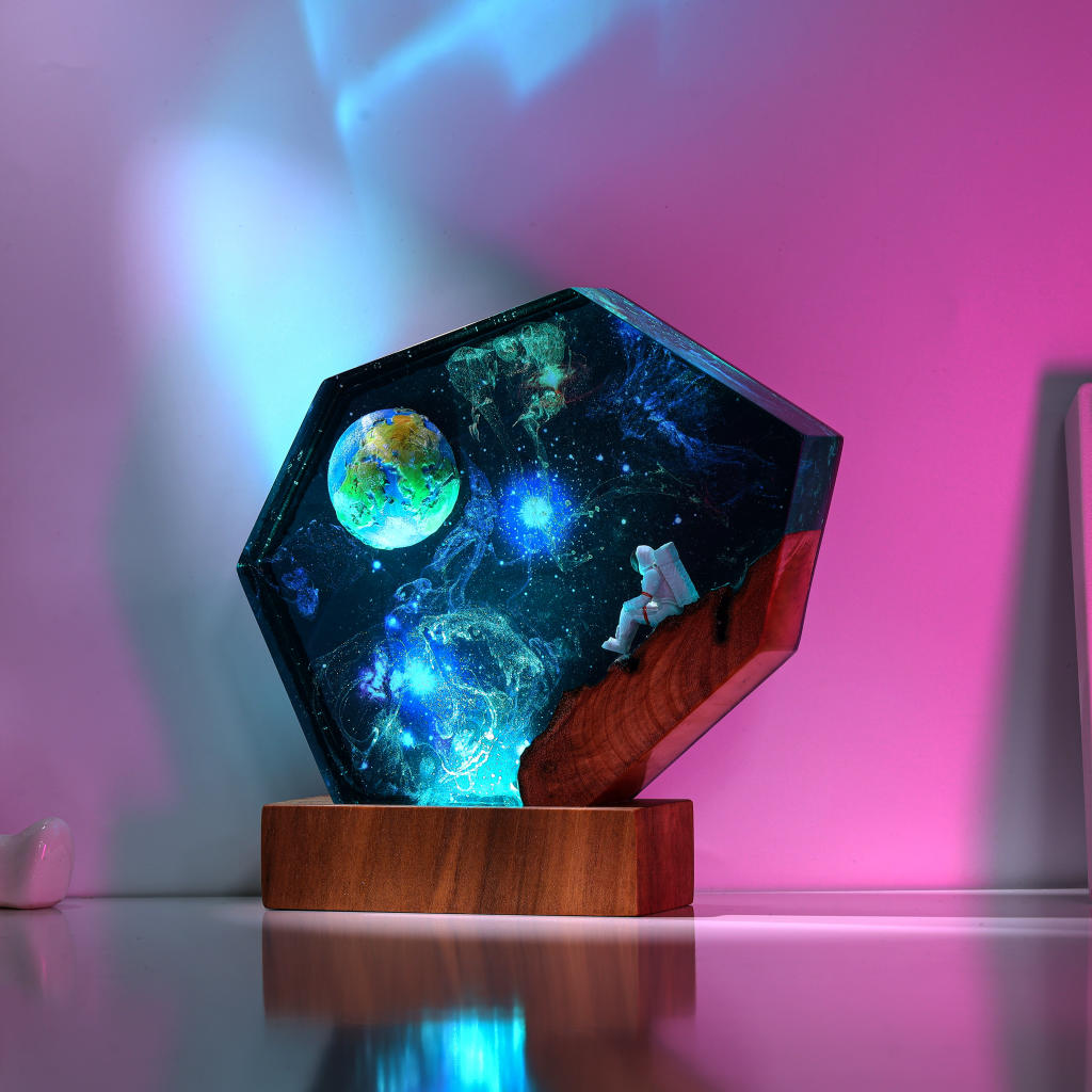 The EARTH and Astronaut Epoxy Lamp - Image 6