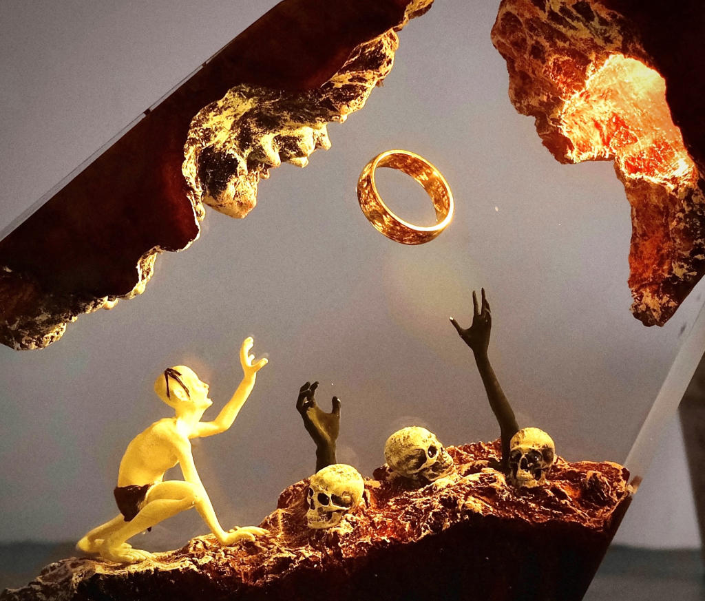 The Lord of the Rings Gollum Lamp - Image 8