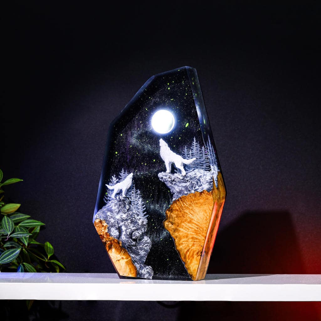 Wolf in Hunter's Moon Aurora Borealis Epoxy Lamp - Image 2