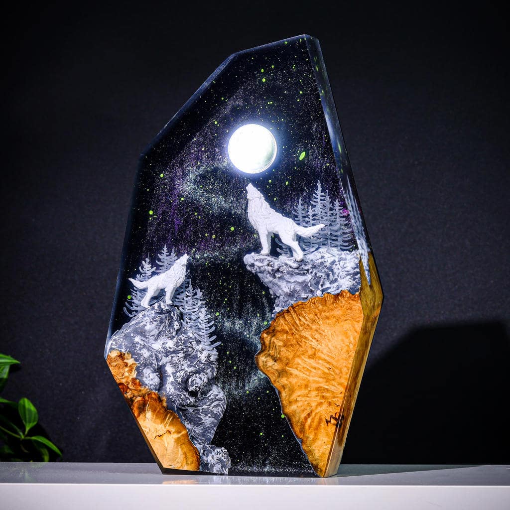 Wolf in Hunter's Moon Aurora Borealis Epoxy Lamp - Image 4
