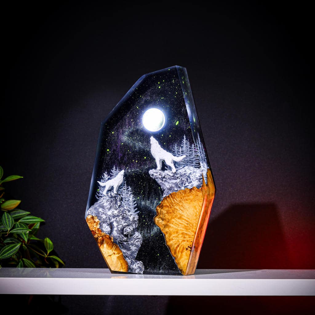 Wolf in Hunter's Moon Aurora Borealis Epoxy Lamp - Image 3