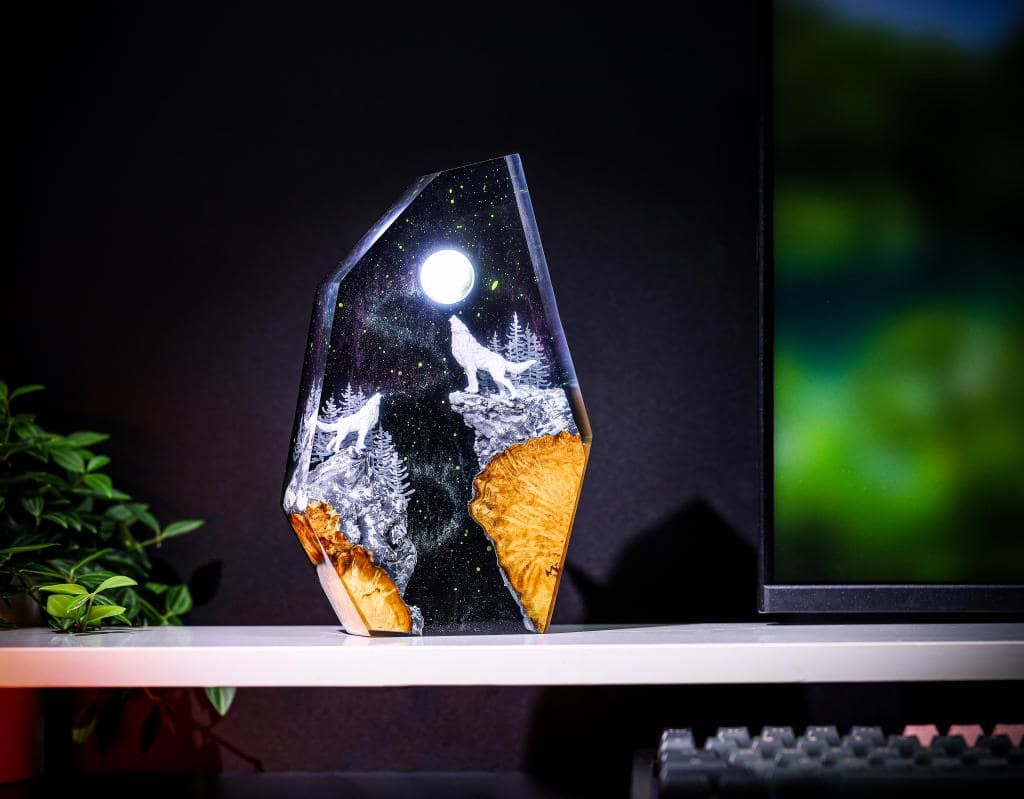 Wolf in Hunter's Moon Aurora Borealis Epoxy Lamp - Image 7