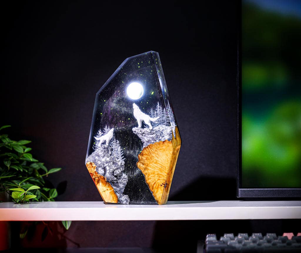 Wolf in Hunter's Moon Aurora Borealis Epoxy Lamp - Image 6