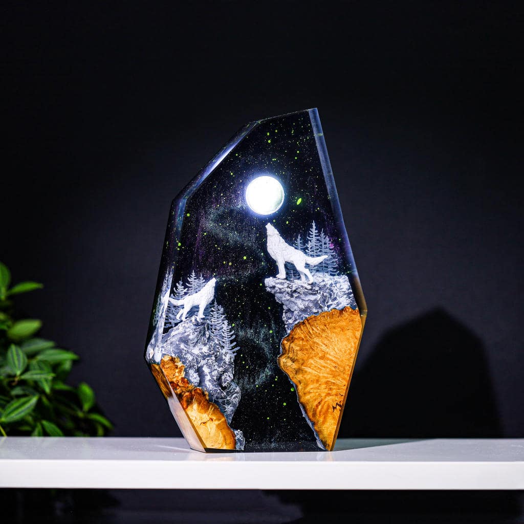 Wolf in Hunter's Moon Aurora Borealis Epoxy Lamp
