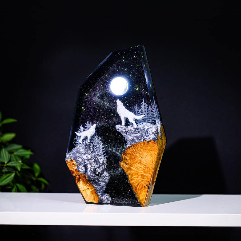 Wolf in Hunter's Moon Aurora Borealis Epoxy Lamp - Image 5