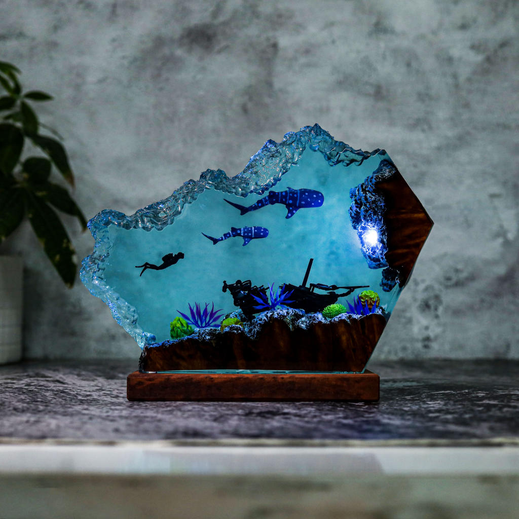 Whale Shark and Diver Epoxy Lamp - Image 8