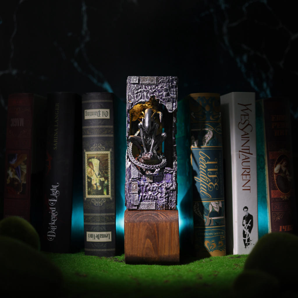 Alien Xenomorph Book Nook - Image 2