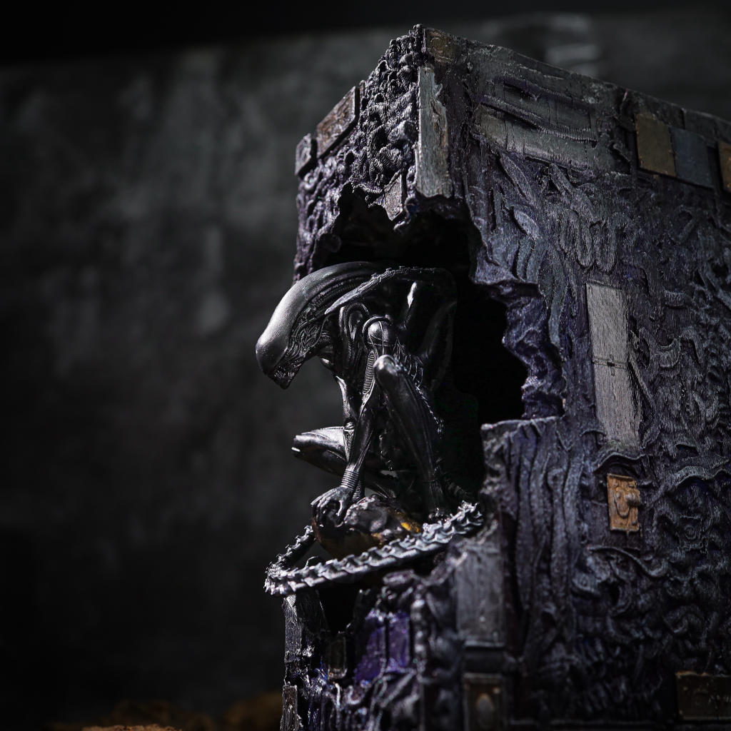 Alien Xenomorph Book Nook - Image 10