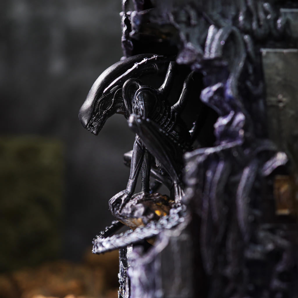 Alien Xenomorph Book Nook - Image 12