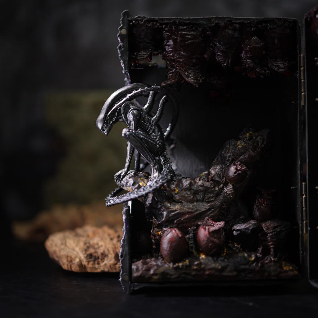 Alien Xenomorph Book Nook - Image 11