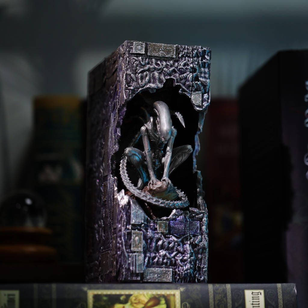 Alien Xenomorph Book Nook