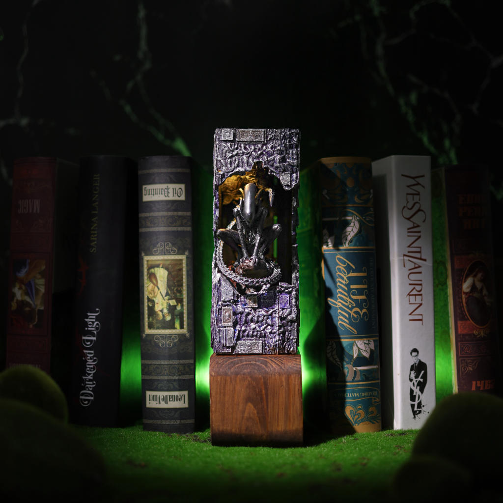 Alien Xenomorph Book Nook - Image 3