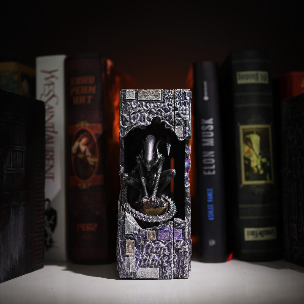 Alien Xenomorph Book Nook - Image 5