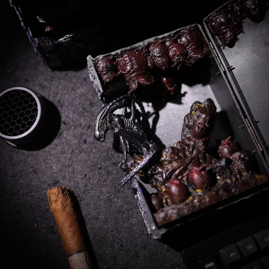 Alien Xenomorph Book Nook - Image 6