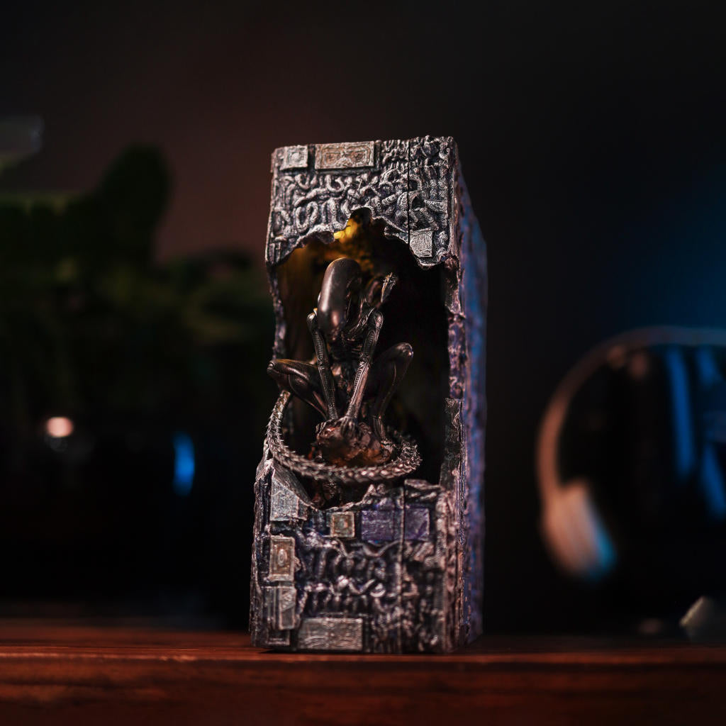 Alien Xenomorph Book Nook - Image 7