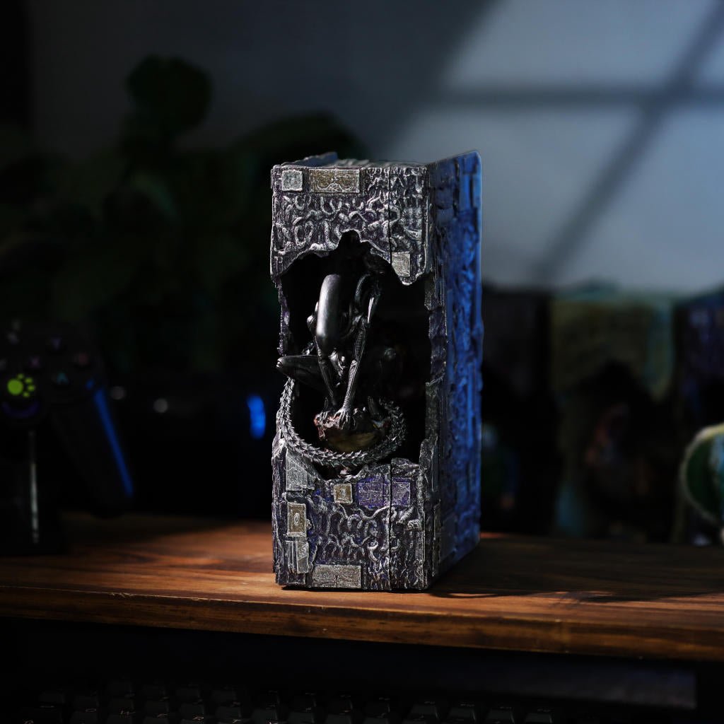 Alien Xenomorph Book Nook - Image 8