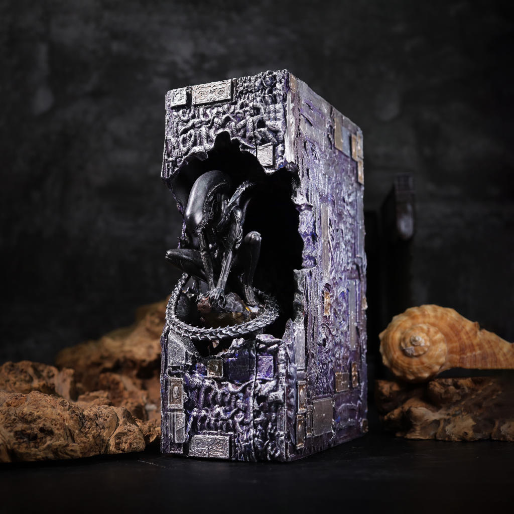 Alien Xenomorph Book Nook - Image 9