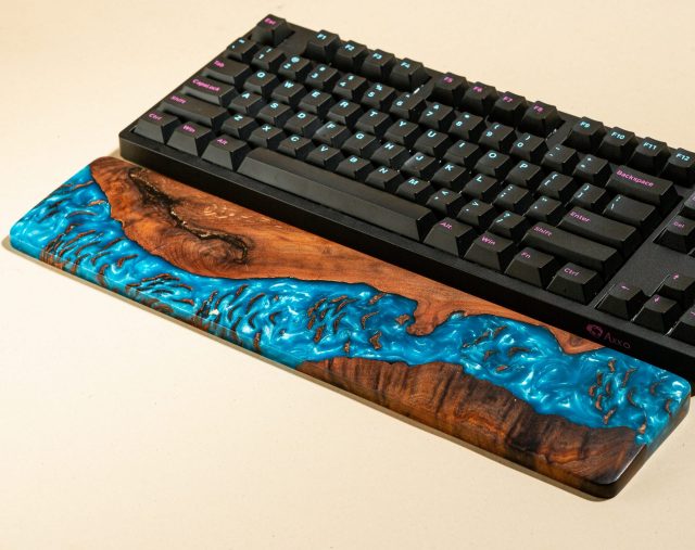Yin Yang Resin and Wood wrist rest - Image 3