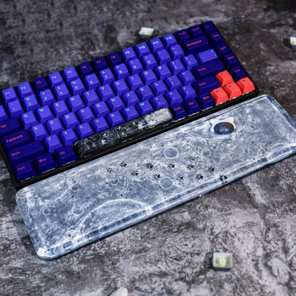 Cat-astronaut keyboard wrist rest - Image 2