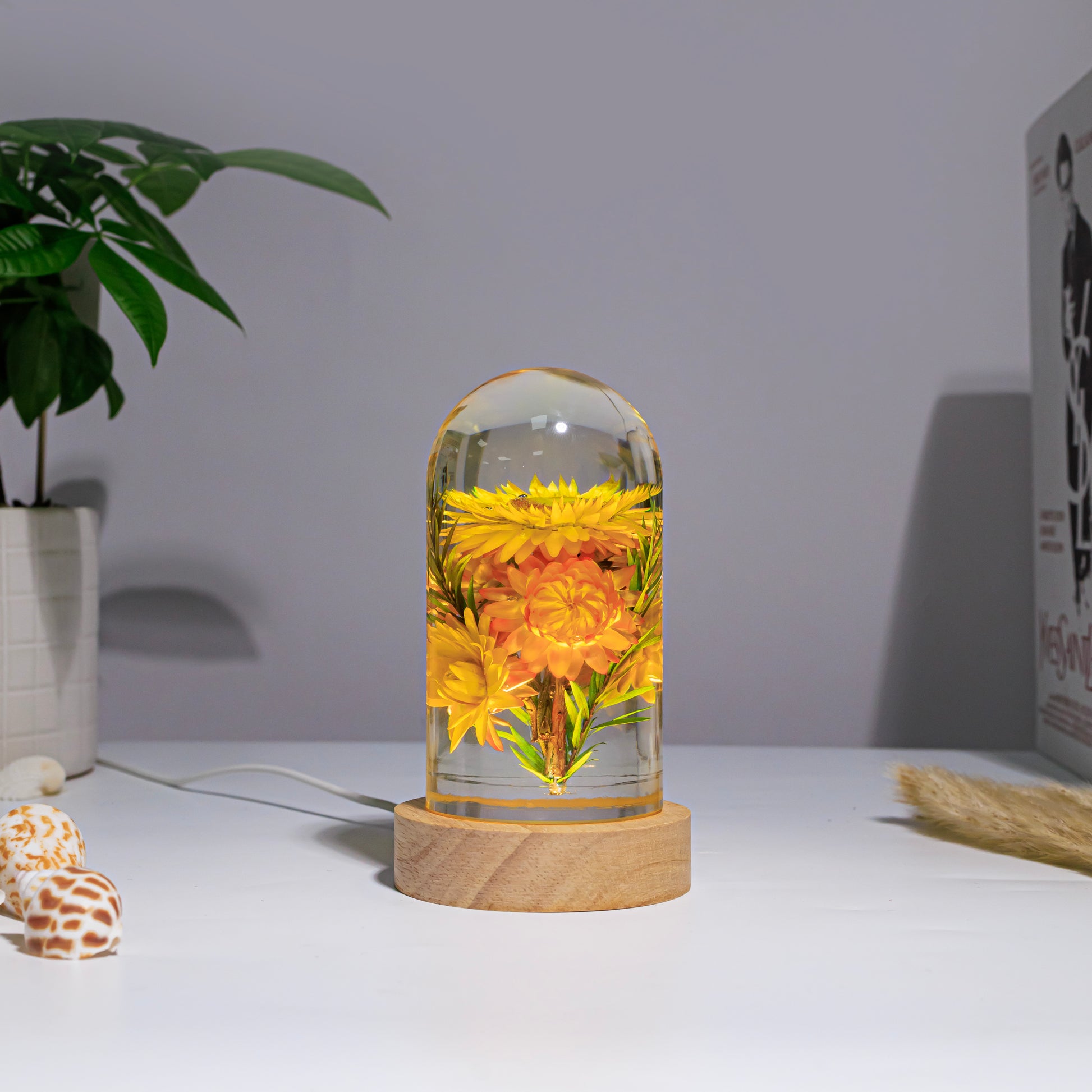 Strawflowers Epoxy lamp - Image 3