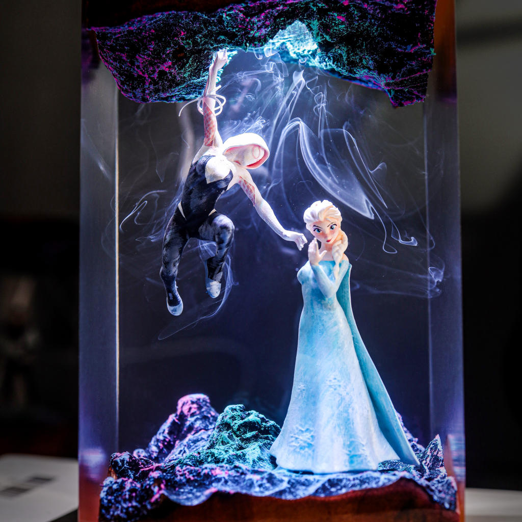 Frozen Elsa vs Spidergirl Lamp - Image 3