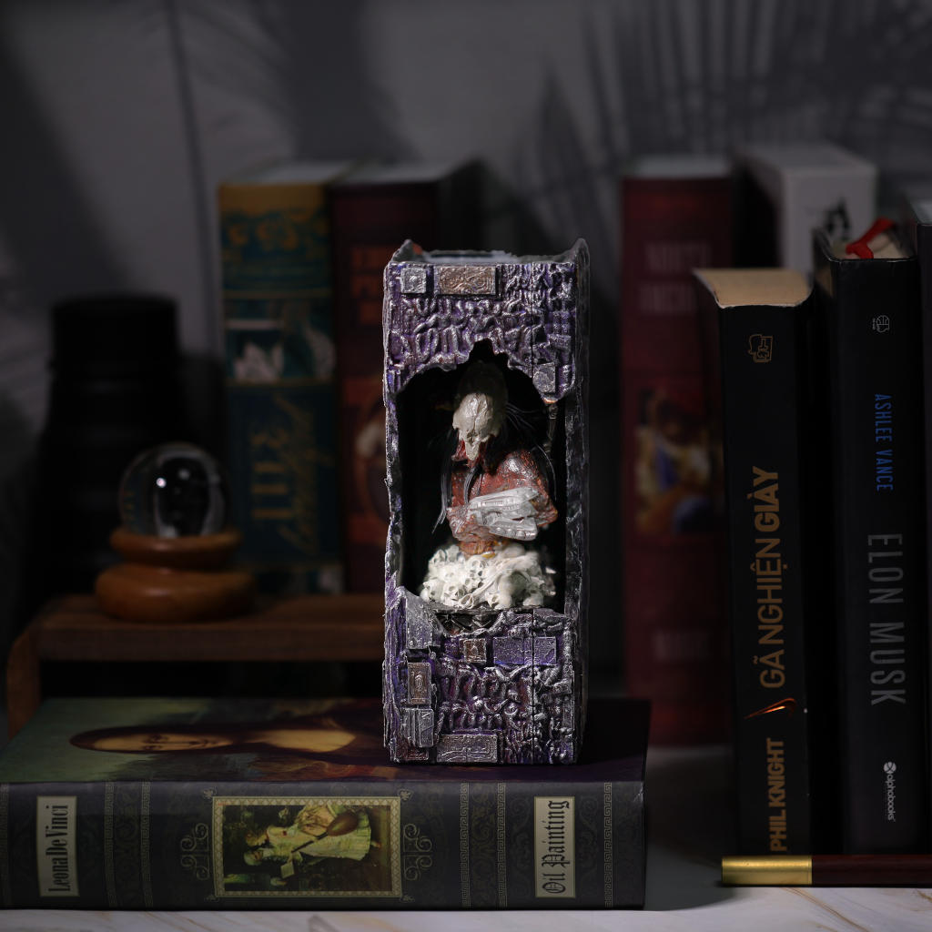 Predator Book Nook - Image 5