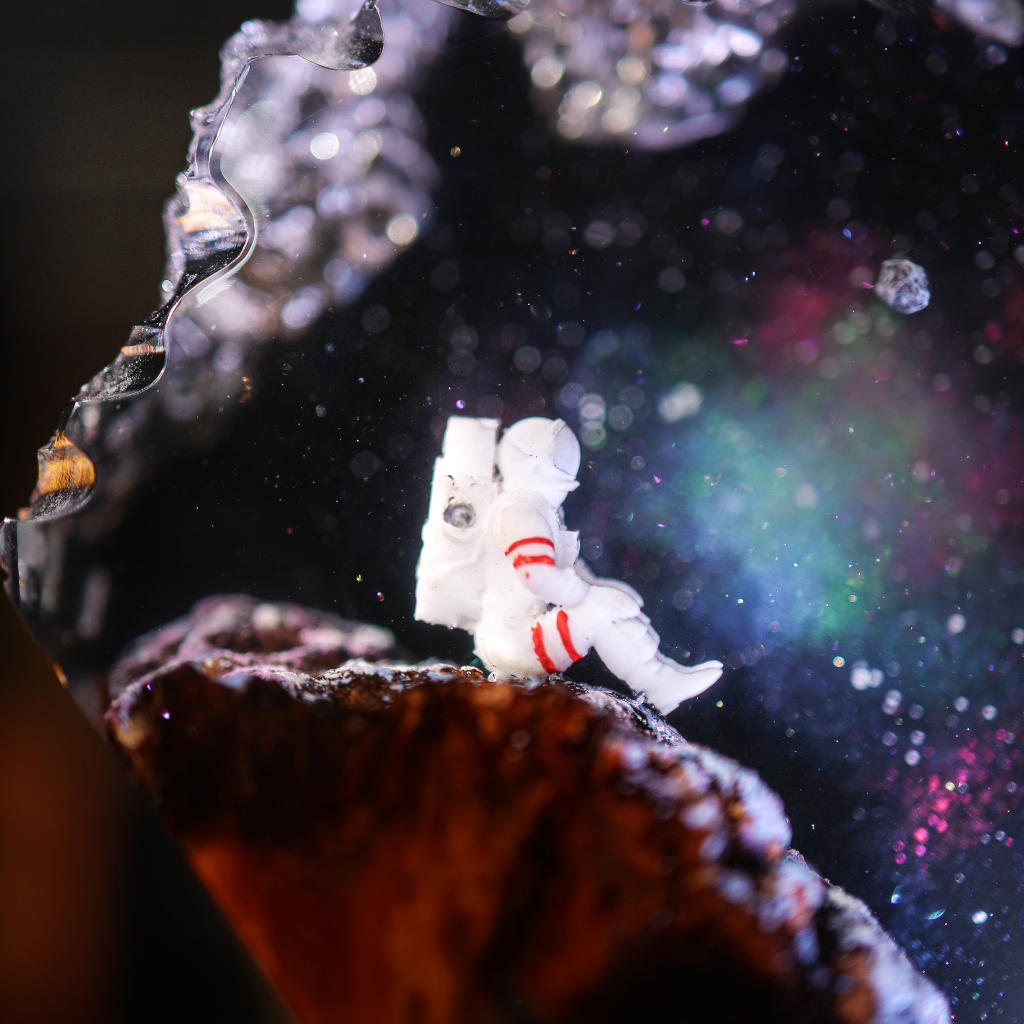 The Earth and Astronaut Epoxy Lamp Ver 2 - Image 3